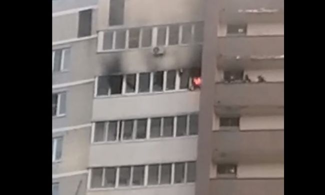 В Туле на улице Макаренко огонь захватил квартиру на 15 этаже