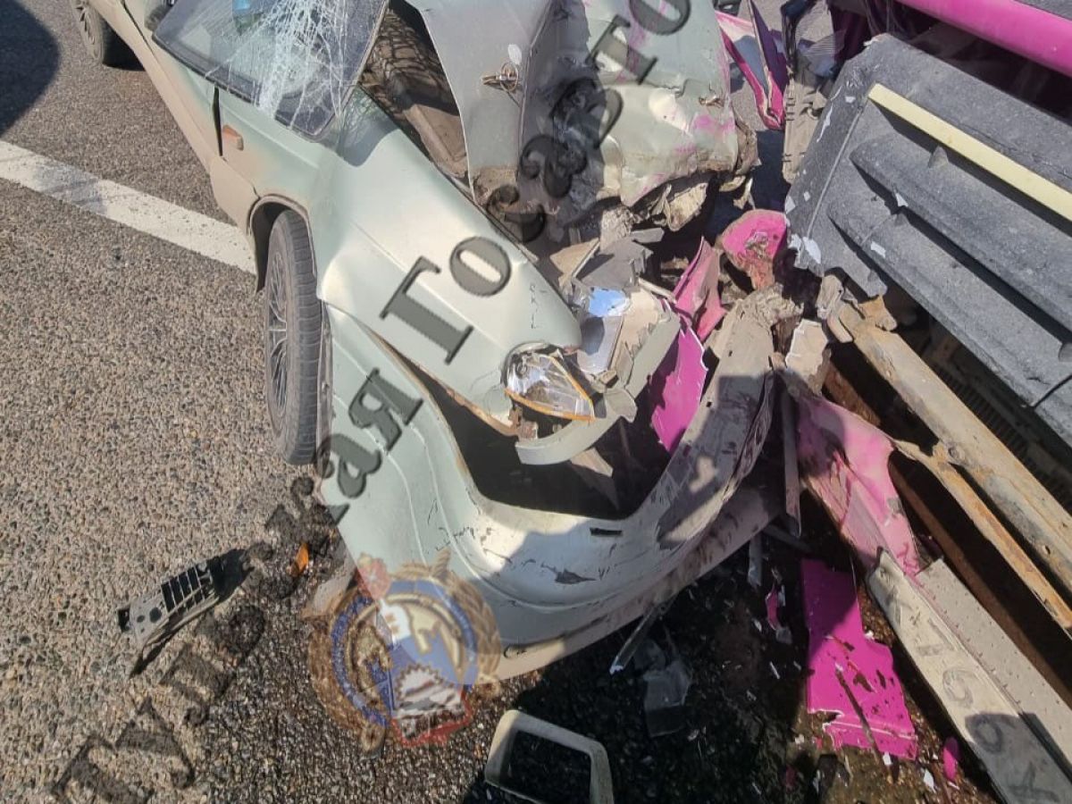 В Узловой большегруз протаранил легковушку В Узловой большегруз протаранил легковушку