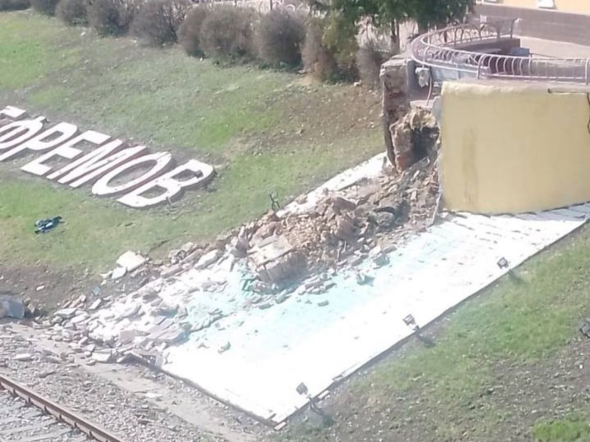 У зоны отдыха возле железнодорожного вокзала в Ефремове разрушилась часть стены У зоны отдыха возле железнодорожного вокзала в Ефремове разрушилась часть стены