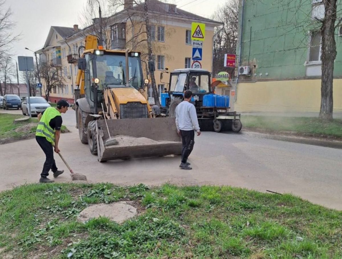 В День космонавтики в областном центре мыли дороги и тротуары
