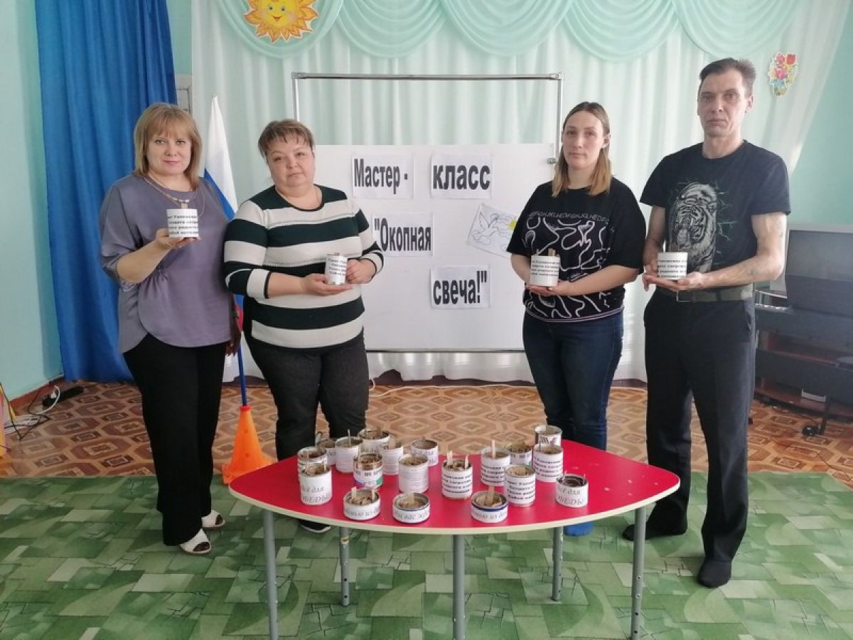 Узловские детсадовцы вместе с родителями и воспитателями делают окопные свечи для бойцов СВО Узловские детсадовцы вместе с родителями и воспитателями делают окопные свечи для бойцов СВО
