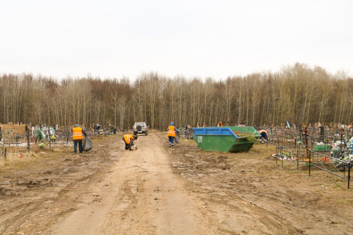 В Туле приступили к уборке территорий городских кладбищ В Туле приступили к уборке территорий городских кладбищ