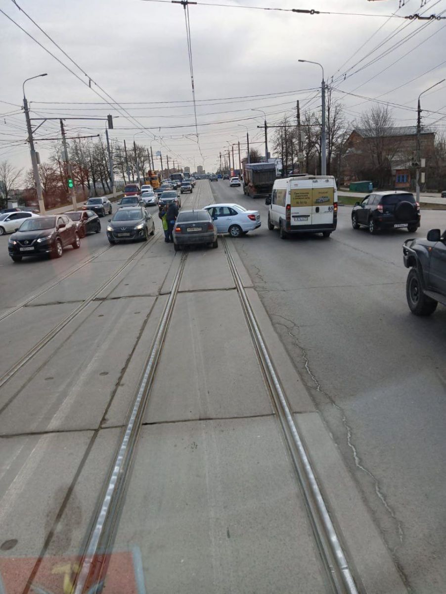 В Туле в направлении улицы Дзержинского застопорились трамваи В Туле в направлении улицы Дзержинского застопорились трамваи