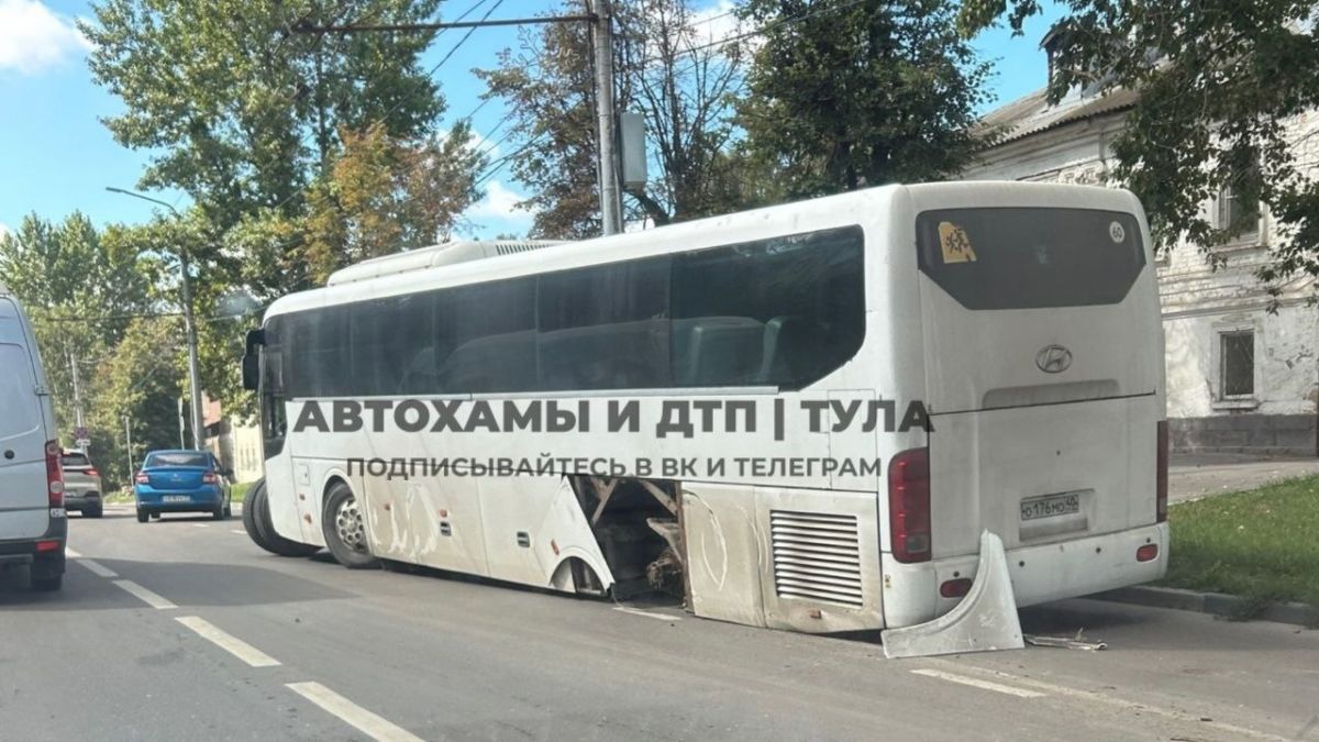 В Туле у автобуса на ходу отвалилось колесо В Туле у автобуса на ходу отвалилось колесо