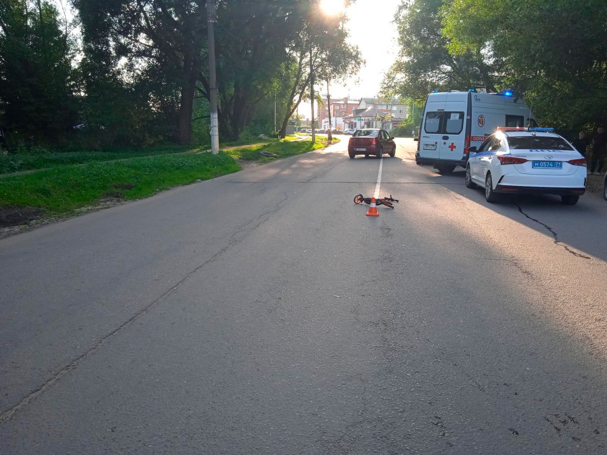В Богородицке сбили 10-летнюю девочку на самокате В Богородицке сбили 10-летнюю девочку на самокате