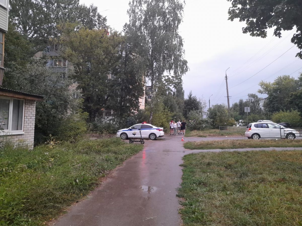 В Тульской области самокатчик врезался в машину и сам пострадал В Тульской области самокатчик врезался в машину и сам пострадал