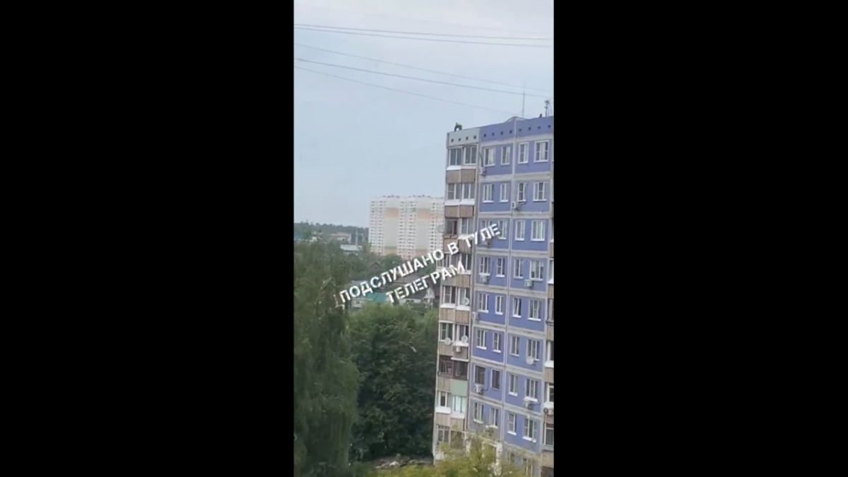 Туляки пожаловались на небезопасный ремонт крыши одного из домов Туляки пожаловались на небезопасный ремонт крыши одного из домов