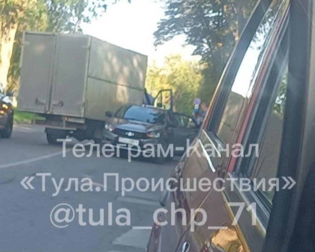 Авария ГАЗели и двух легковушек породила пробку на улице Оружейной в Туле Авария ГАЗели и двух легковушек породила пробку на улице Оружейной в Туле
