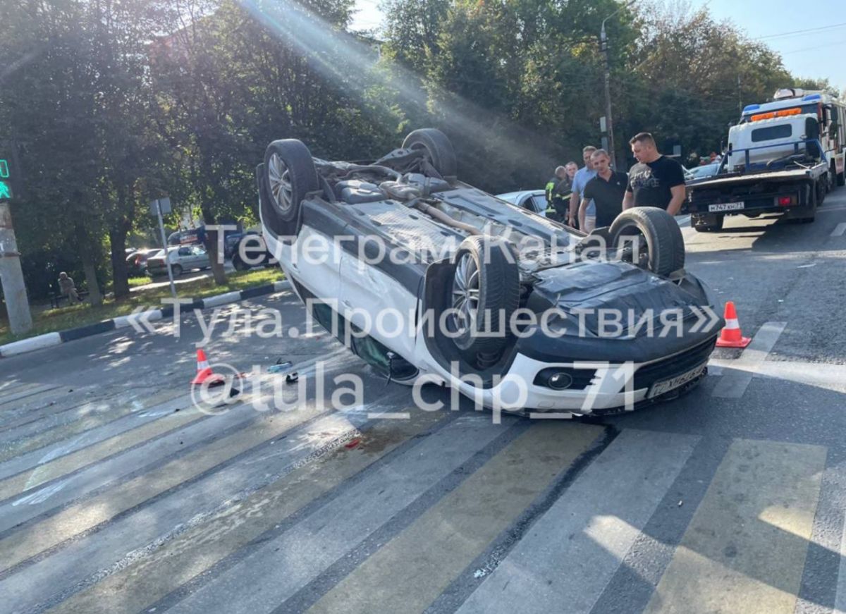 В Туле в ДТП с тремя участниками перевернулся автомобиль