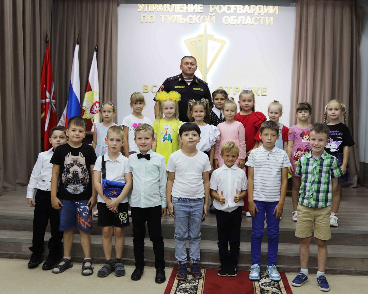 Детям росгвардейцев Тульской области вручили подарки Детям росгвардейцев Тульской области вручили подарки