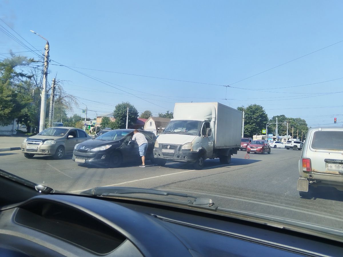 В Туле на улице Кауля немного затруднено движение транспорта В Туле на улице Кауля немного затруднено движение транспорта