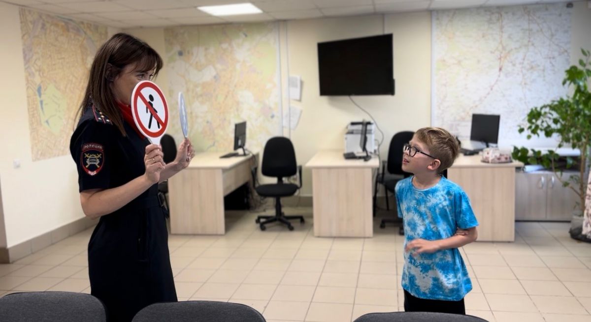 Мечтающему стать начальником ДПС школьнику из Тульской области провели экскурсию по зданию ГИБДД Мечтающему стать начальником ДПС школьнику из Тульской области провели экскурсию по зданию ГИБДД