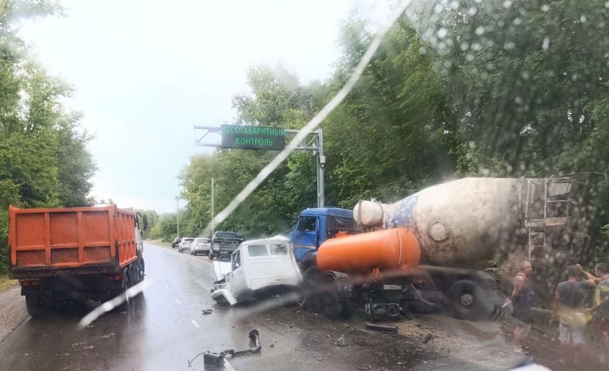 В Ефремове произошло жесткое столкновение двух грузовиков В Ефремове произошло жесткое столкновение двух грузовиков