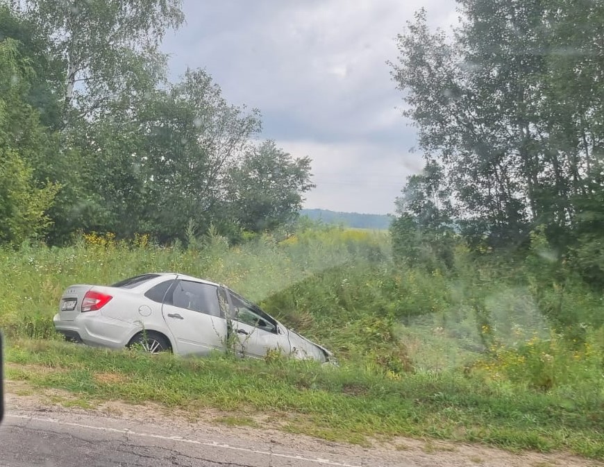 В Тульской области перевернулась «Лада Гранта» В Тульской области перевернулась «Лада Гранта»
