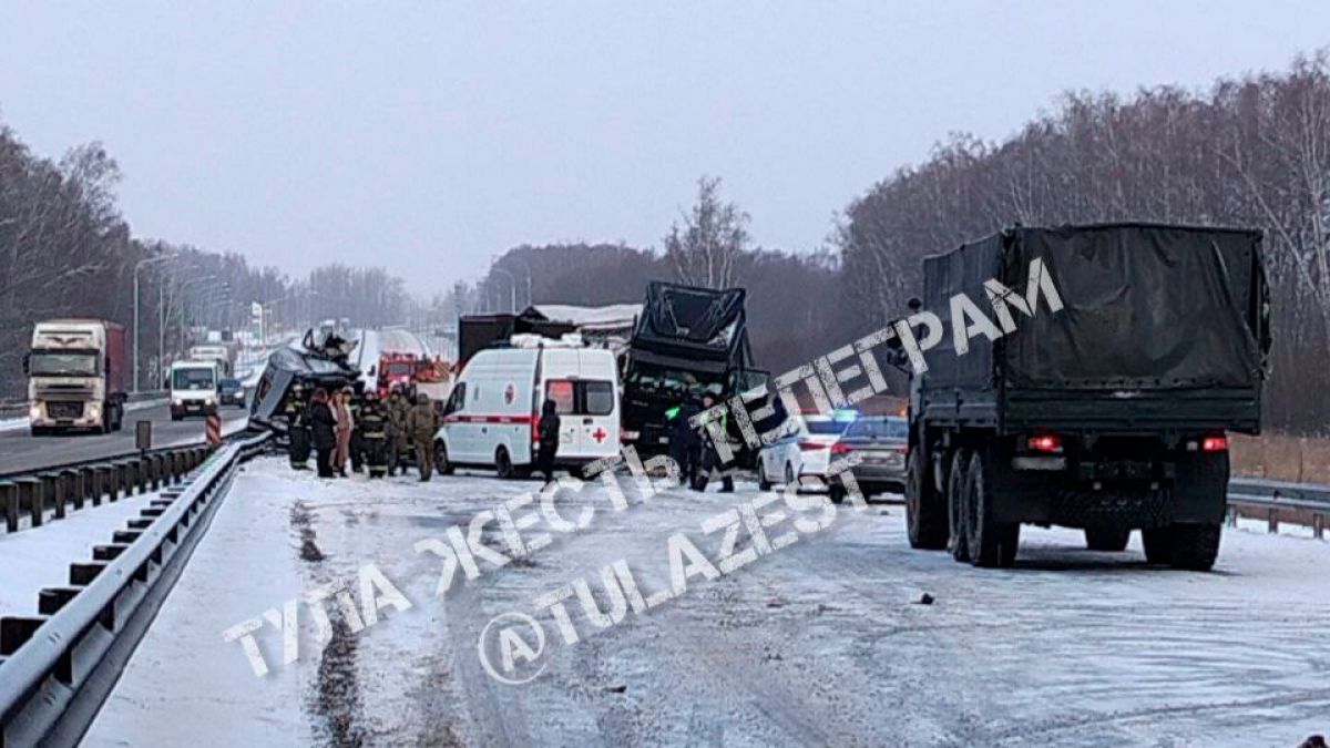 На трассе в Тульской области столкнулись два грузовика На трассе в Тульской области столкнулись два грузовика