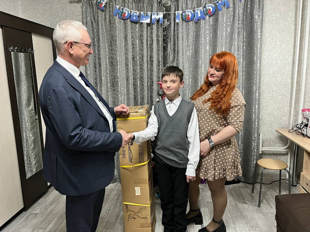 Министр здравоохранения Тульской области вручил новогодний подарок мальчику из Алексина
