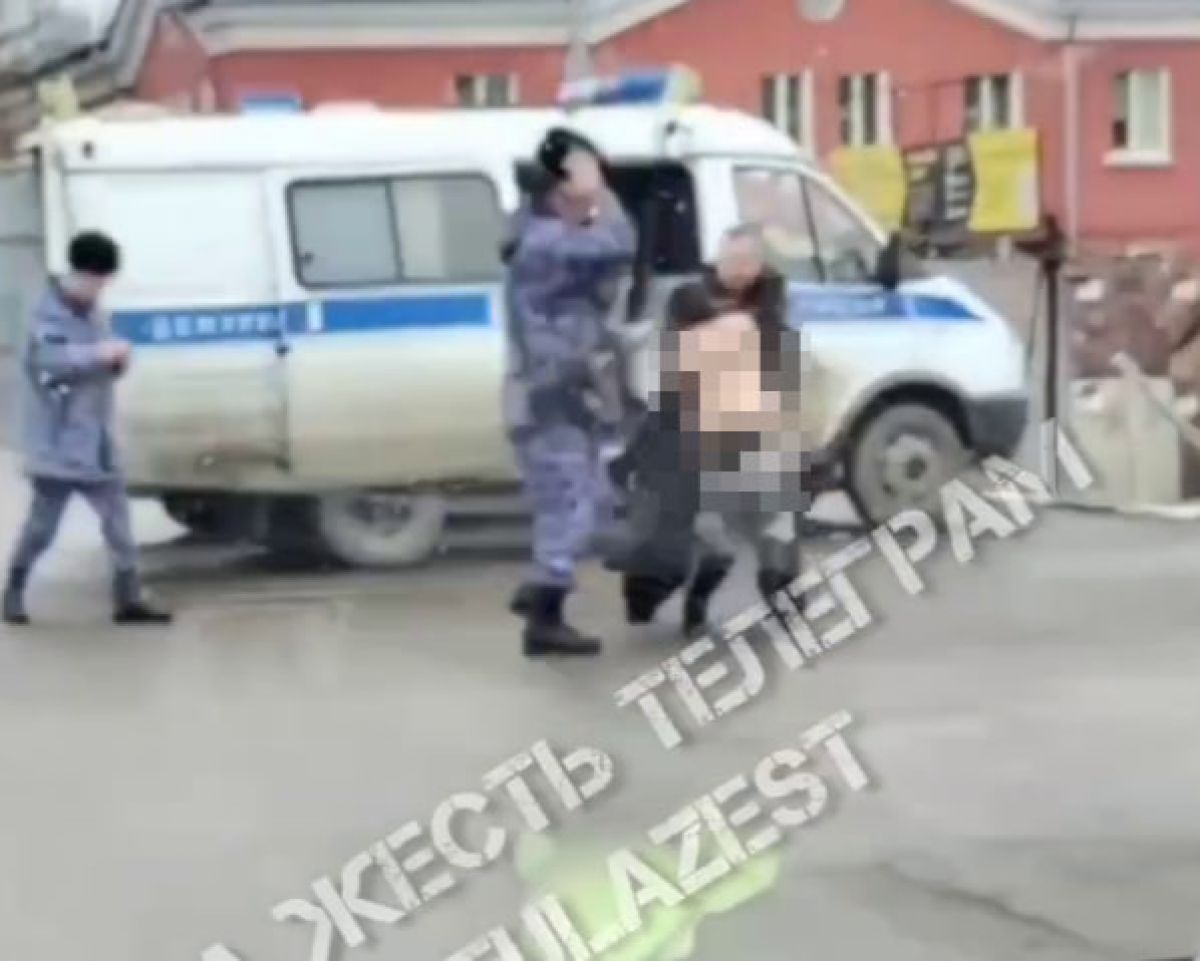 В Туле задержали полураздетую женщину