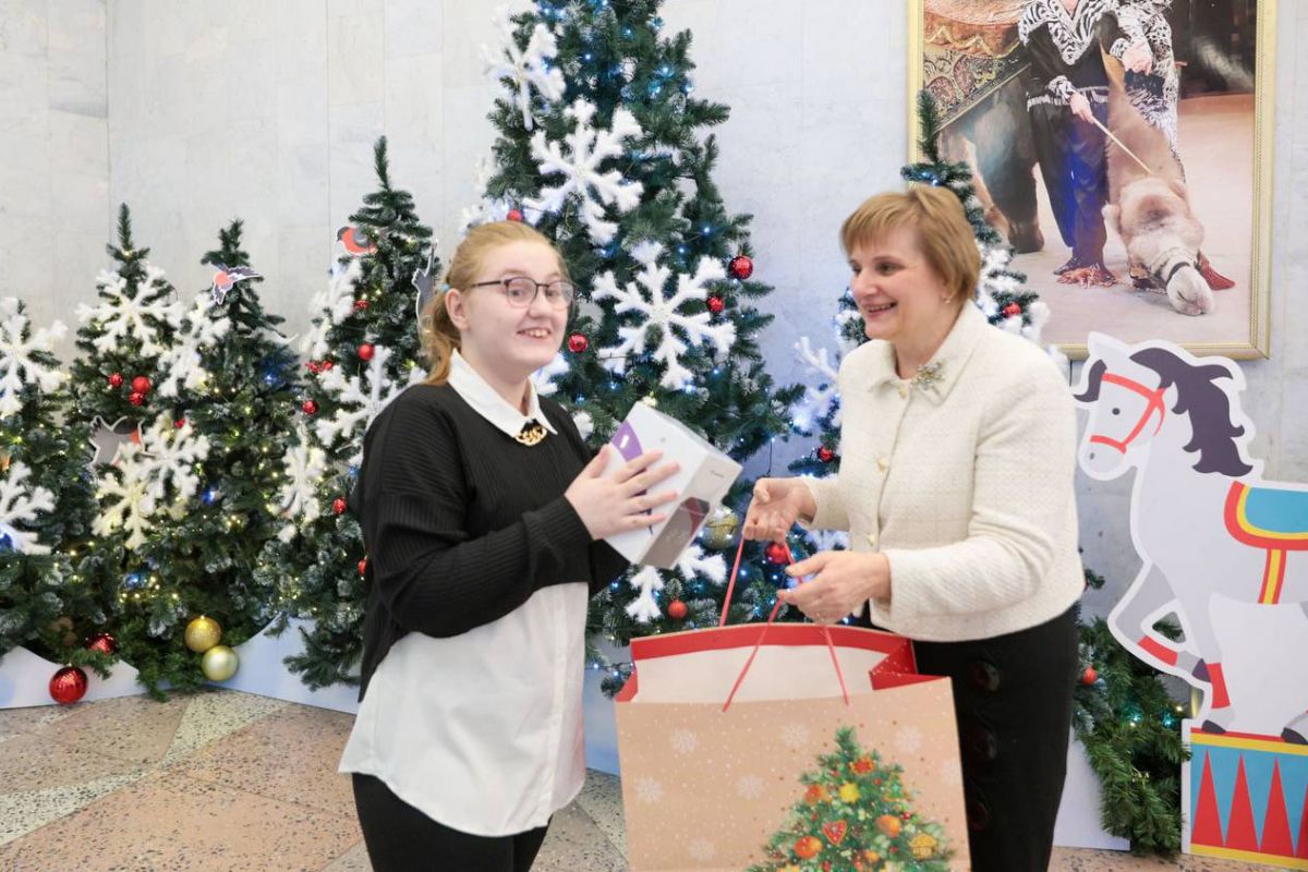 Юные туляки и жители Мариуполя получили подарки в рамках акции «Елка желаний» Юные туляки и жители Мариуполя получили подарки в рамках акции «Елка желаний»