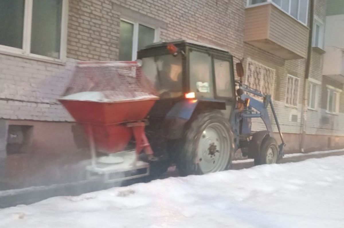 Тульские коммунальщики продолжают противостоять гололеду Тульские коммунальщики продолжают противостоять гололеду