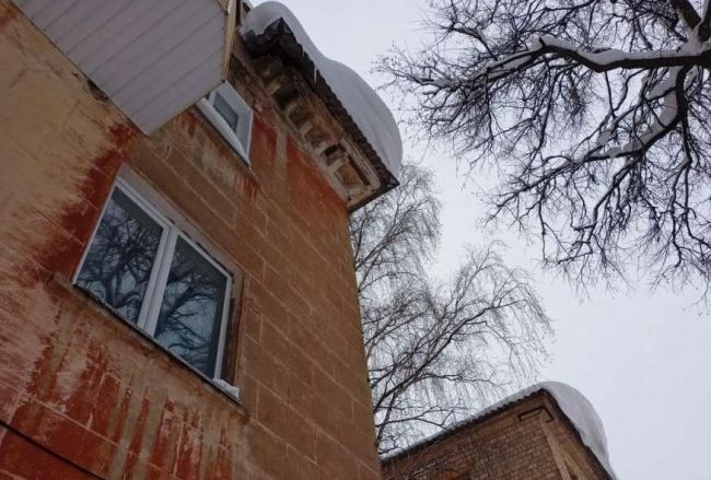 Жители Щекинского района жалуются на сосульки на крышах Жители Щекинского района жалуются на сосульки на крышах