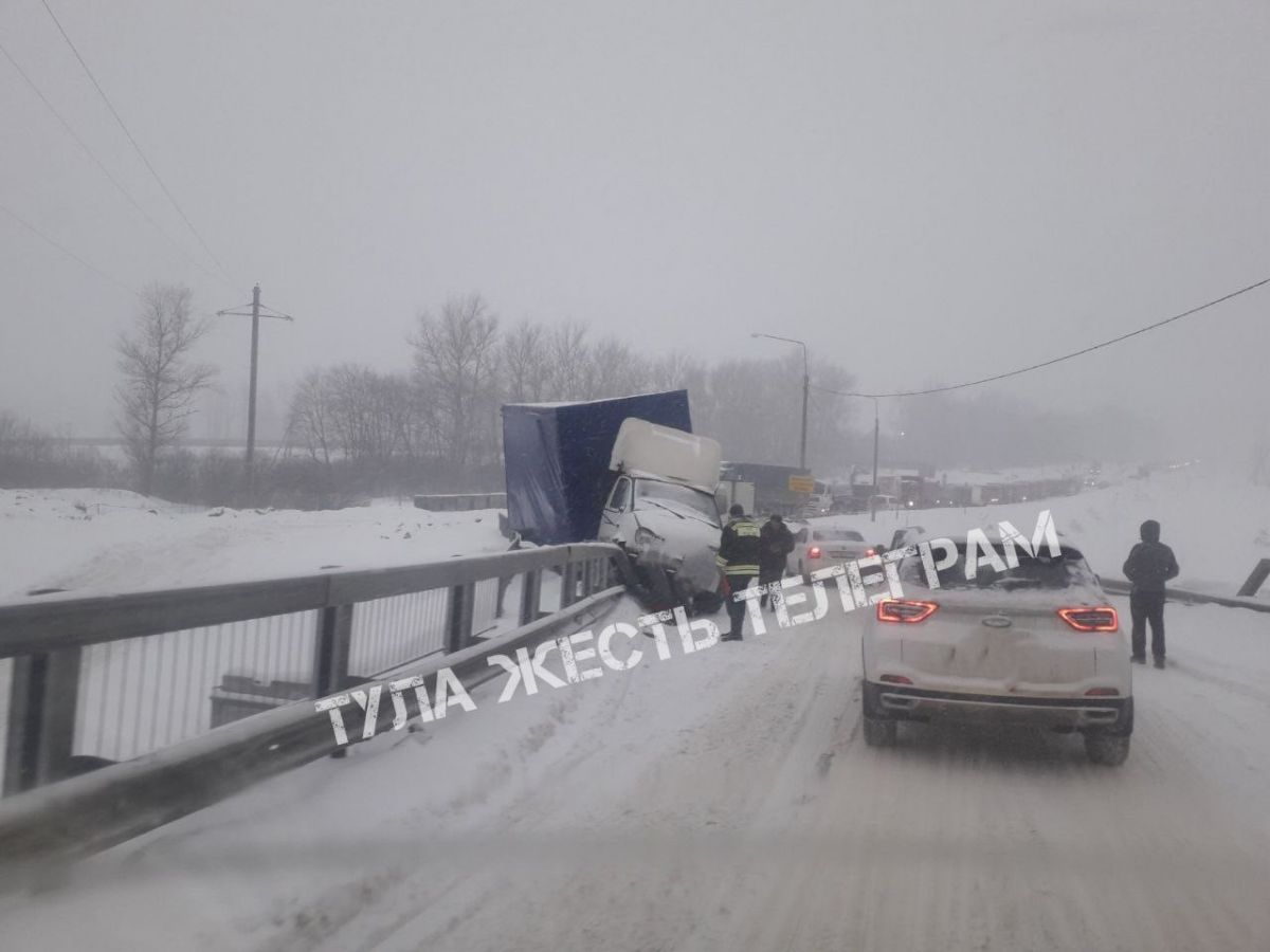 В Туле «ГАЗель» повисла на перилах моста В Туле «ГАЗель» повисла на перилах моста