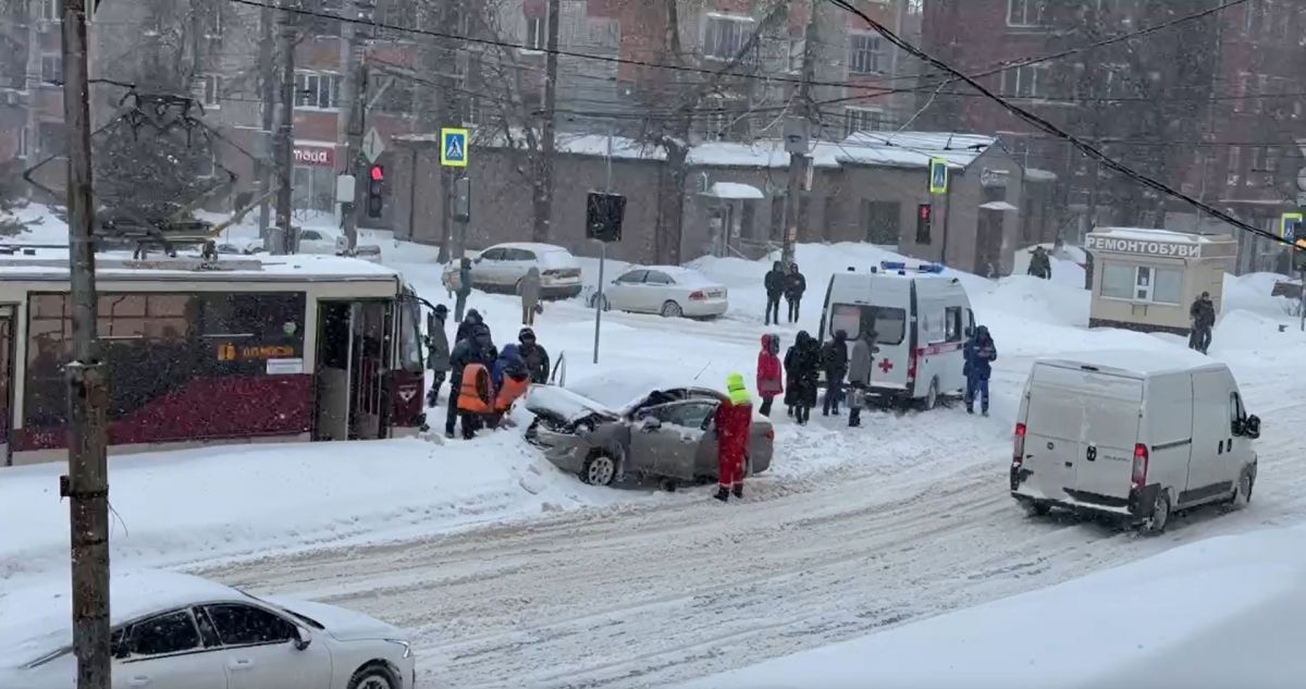 В Туле пьяный водитель перекрыл движение трамваев