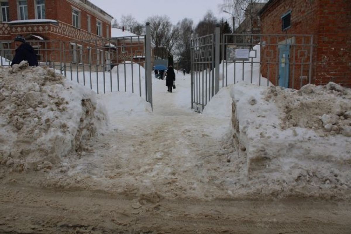 По обращению жителя Киреевска коммунальщики расчистили проход к больнице По обращению жителя Киреевска коммунальщики расчистили проход к больнице
