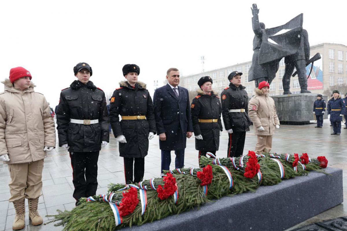 Губернатор Тульской области накануне Дня защитника Отечества возложил цветы к Вечному огню Губернатор Тульской области накануне Дня защитника Отечества возложил цветы к Вечному огню