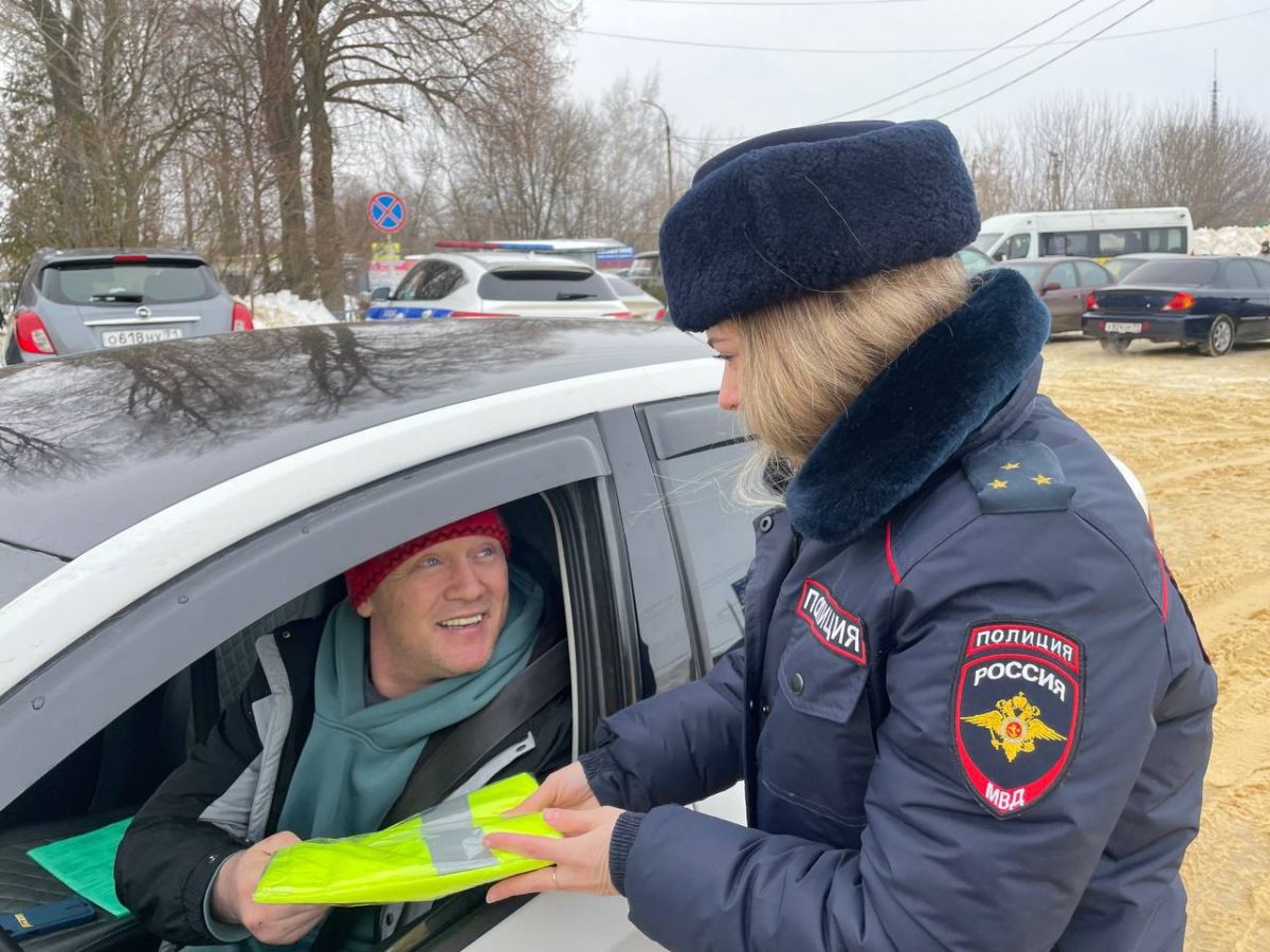 В Новомосковске мужчин-водителей и пешеходов поздравили с Днем защитника Отечества В Новомосковске мужчин-водителей и пешеходов поздравили с Днем защитника Отечества