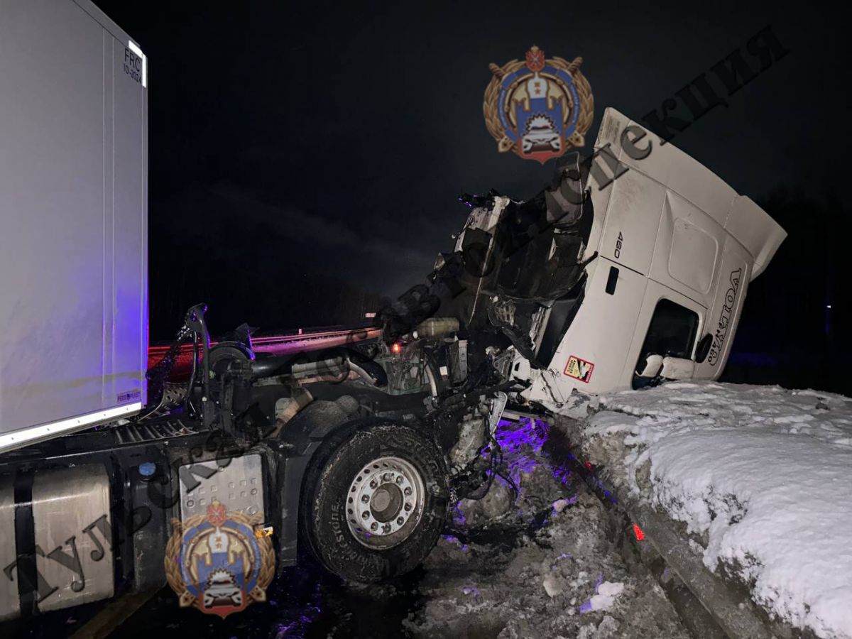 В Тульской области фура проверила на прочность дорожное ограждение В Тульской области фура проверила на прочность дорожное ограждение