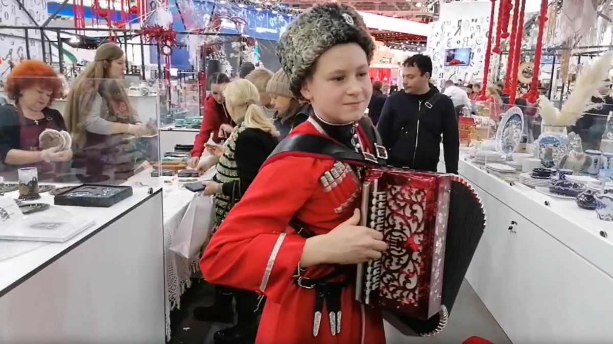 Для посетителей ВДНХ сыграли на тульской гармони Для посетителей ВДНХ сыграли на тульской гармони