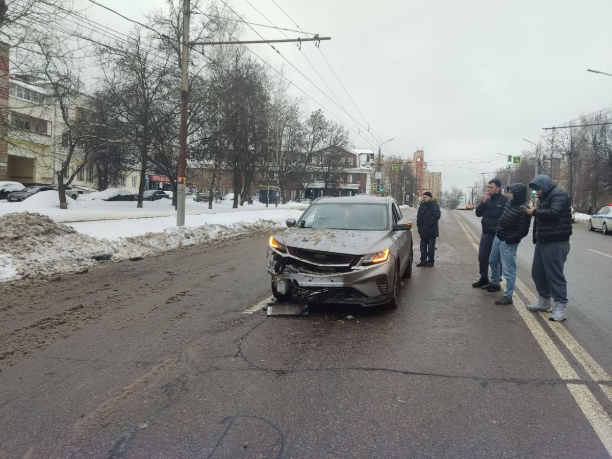 В Туле внедорожник разбился о снежный сугроб В Туле внедорожник разбился о снежный сугроб