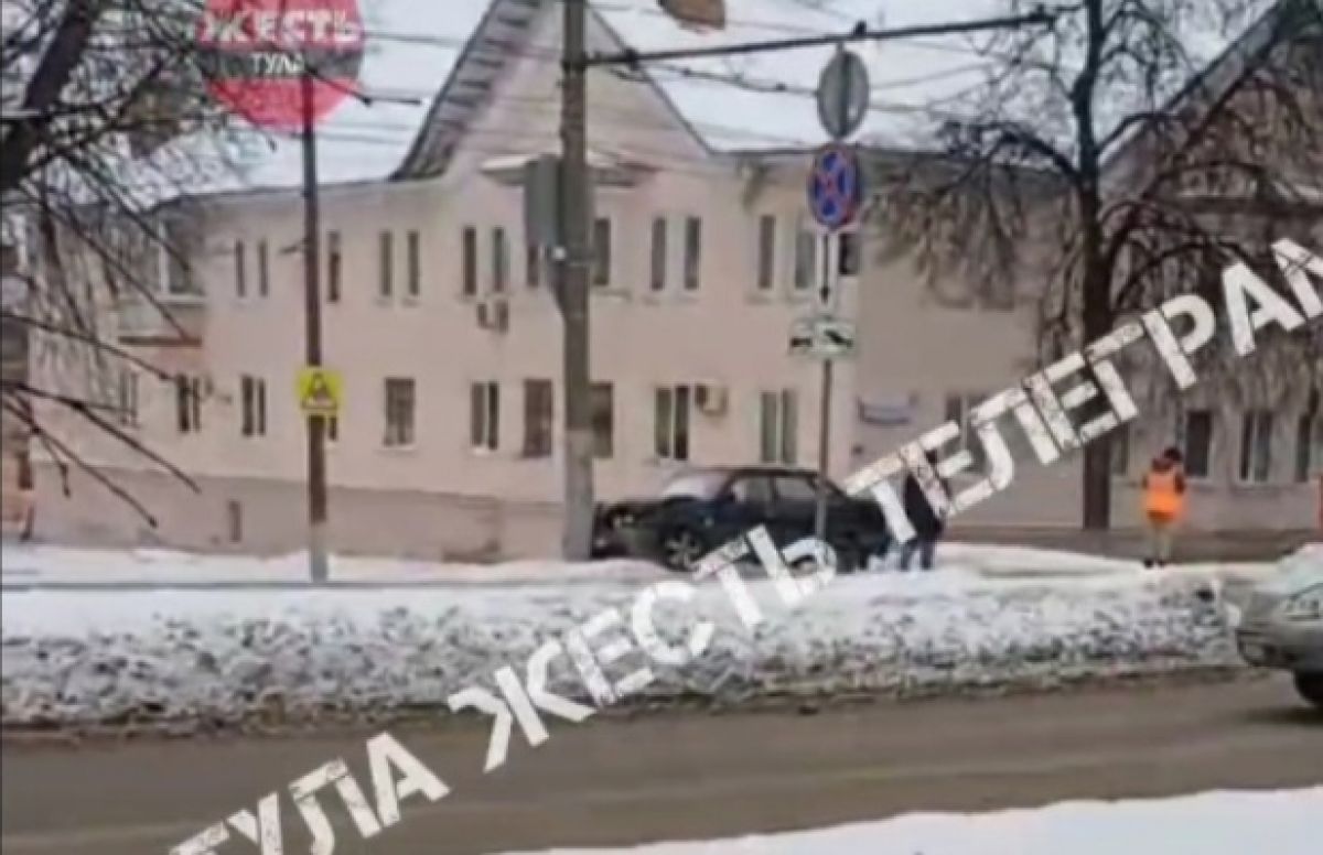 В Туле ВАЗ врезался в столб и перегородил дорогу трамваям В Туле ВАЗ врезался в столб и перегородил дорогу трамваям