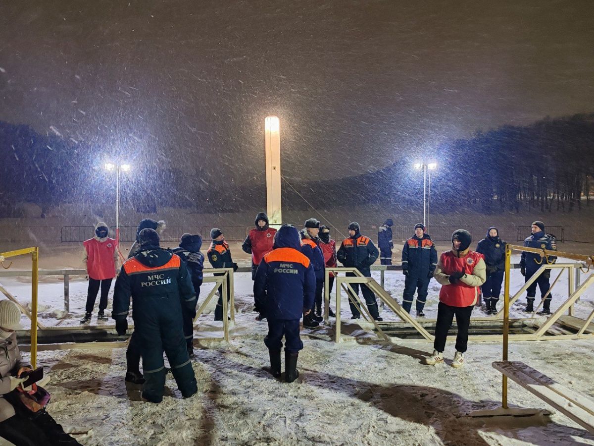В Тульской области более трех тысяч человек окунулись в прорубь на Крещение В Тульской области более трех тысяч человек окунулись в прорубь на Крещение