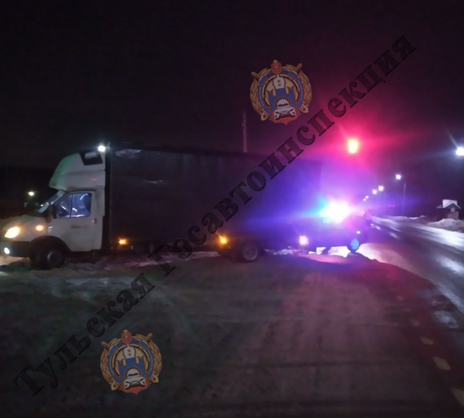 В Туле грузовик неудачно развернулся и спровоцировал ДТП В Туле грузовик неудачно развернулся и спровоцировал ДТП