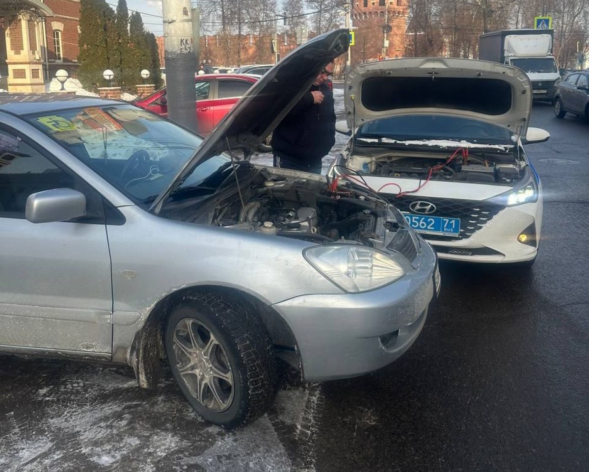 Сотрудники ГИБДД помогли автолюбителю из Тулы Сотрудники ГИБДД помогли автолюбителю из Тулы