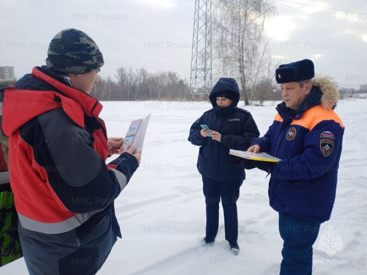 Тульские спасатели раздают рыбакам памятки о безопасном поведении на льду Тульские спасатели раздают рыбакам памятки о безопасном поведении на льду