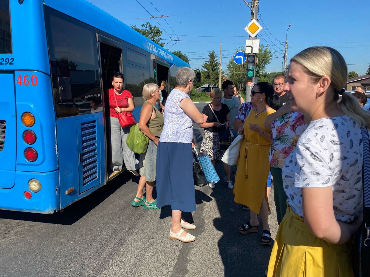 В Туле в автобусе упала женщина В Туле в автобусе упала женщина