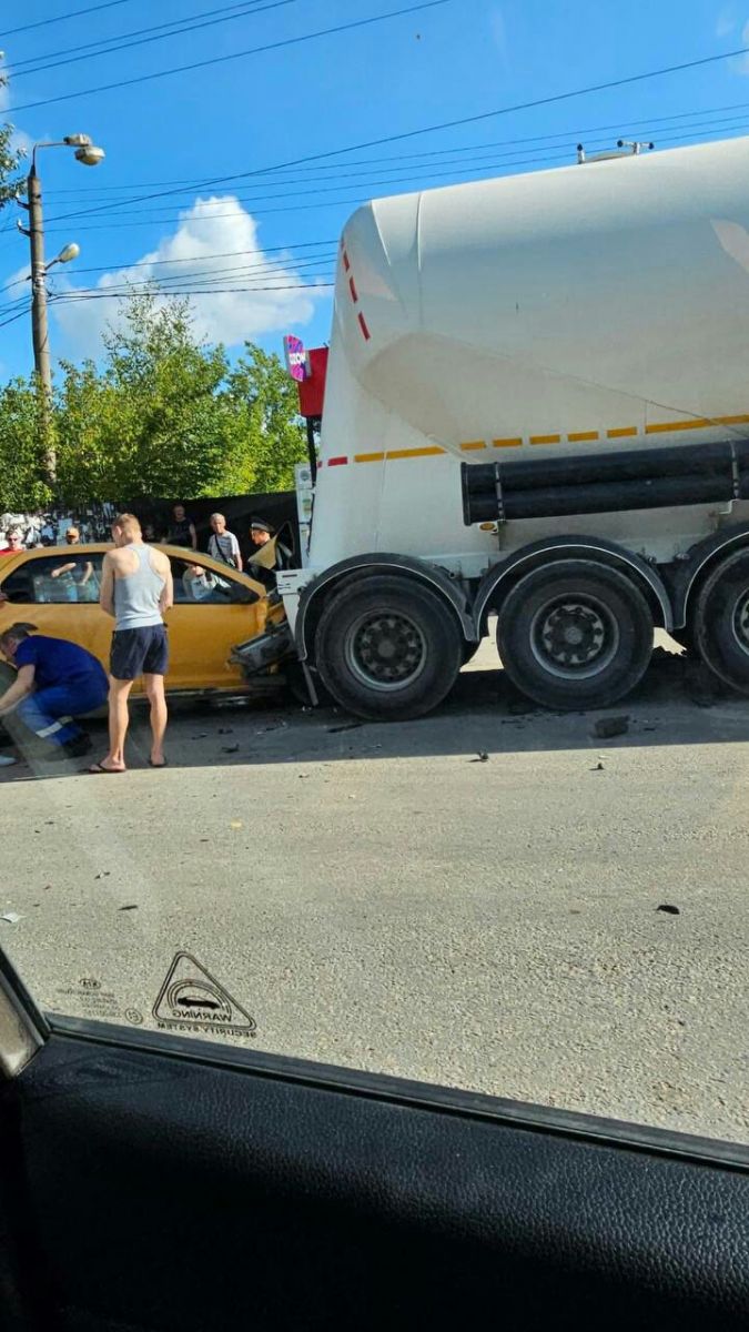 В Ясногорске легковушка врезалась в грузовик В Ясногорске легковушка врезалась в грузовик