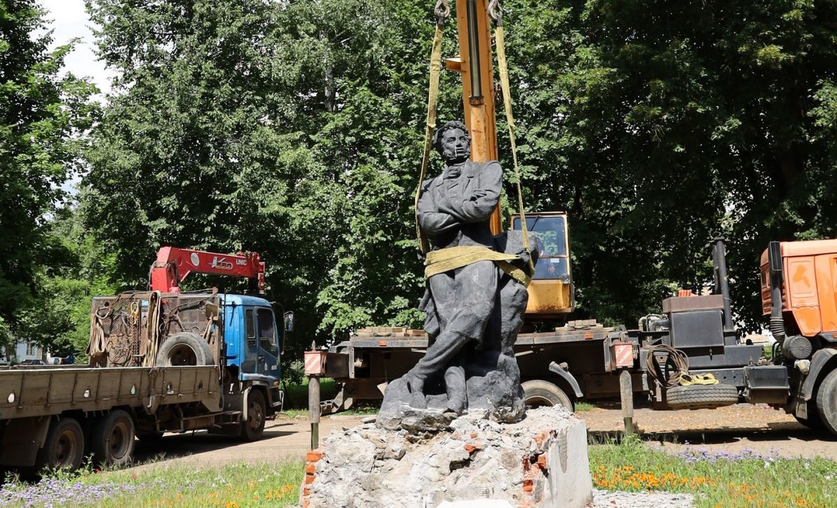 В Тульской области старый памятник Александру Пушкину заменят новым В Тульской области старый памятник Александру Пушкину заменят новым