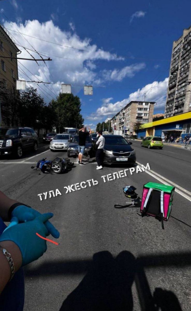 В Туле в ДТП пострадали скутер и четыре машины В Туле в ДТП пострадали скутер и четыре машины