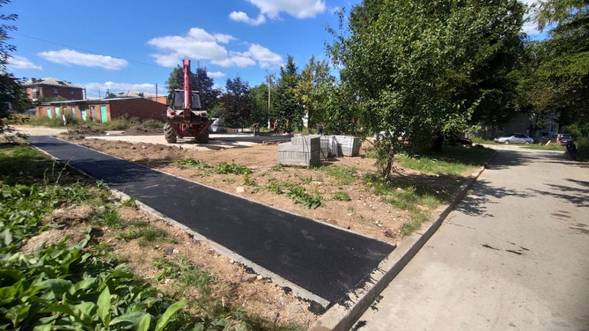 В рабочем поселке Новогуровский Тульской области ремонтируют двор В рабочем поселке Новогуровский Тульской области ремонтируют двор