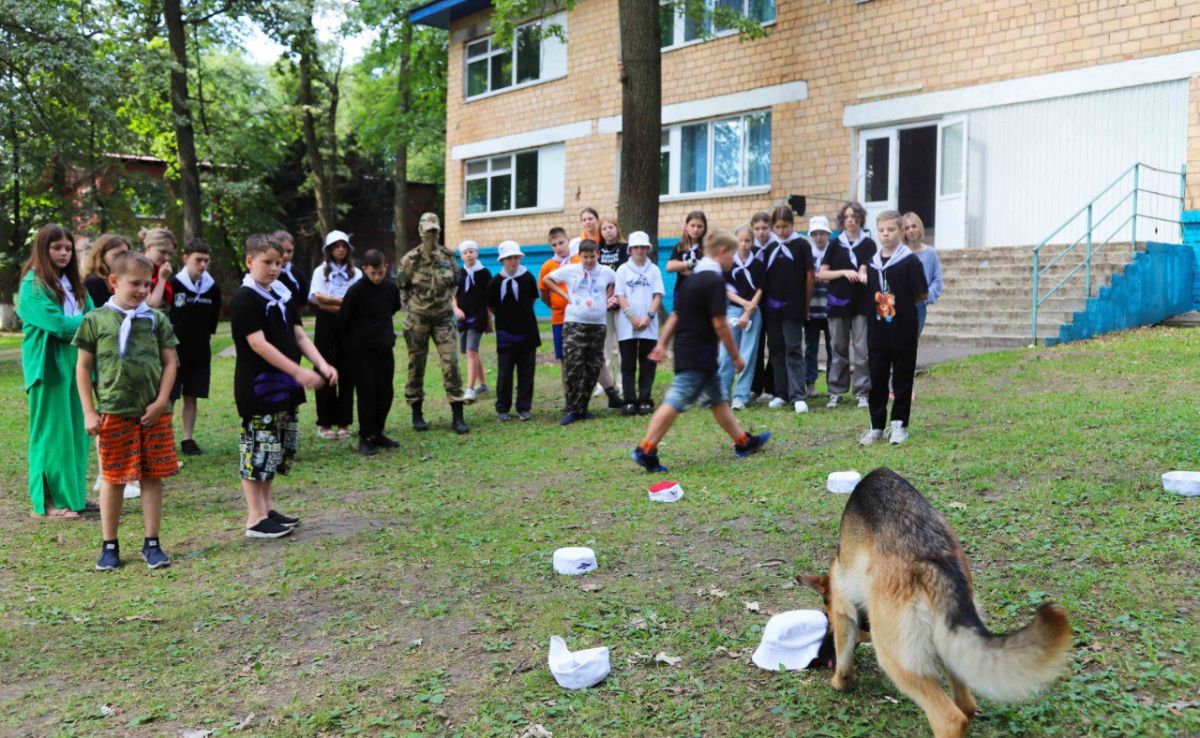 В Тульской области росгвардейцы научили детей дрессировать собак В Тульской области росгвардейцы научили детей дрессировать собак