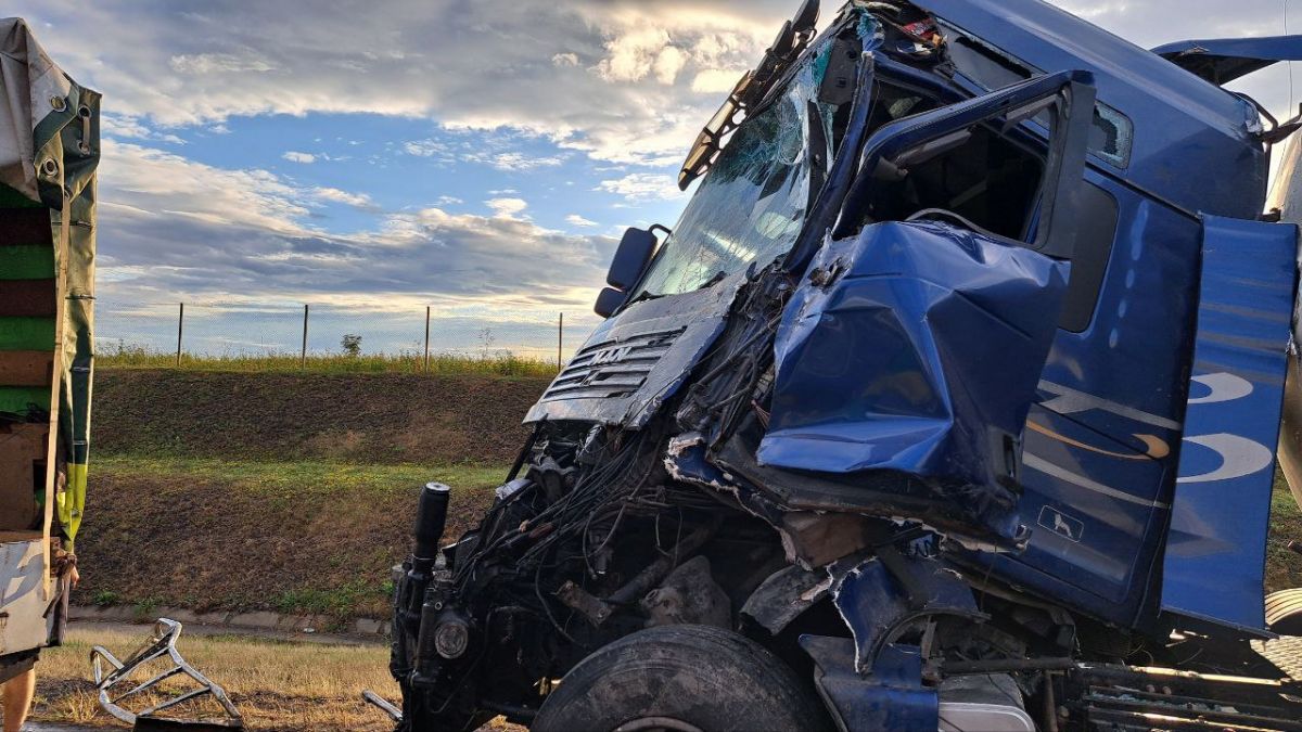 В Тульской области на федеральной трассе столкнулись две фуры В Тульской области на федеральной трассе столкнулись две фуры