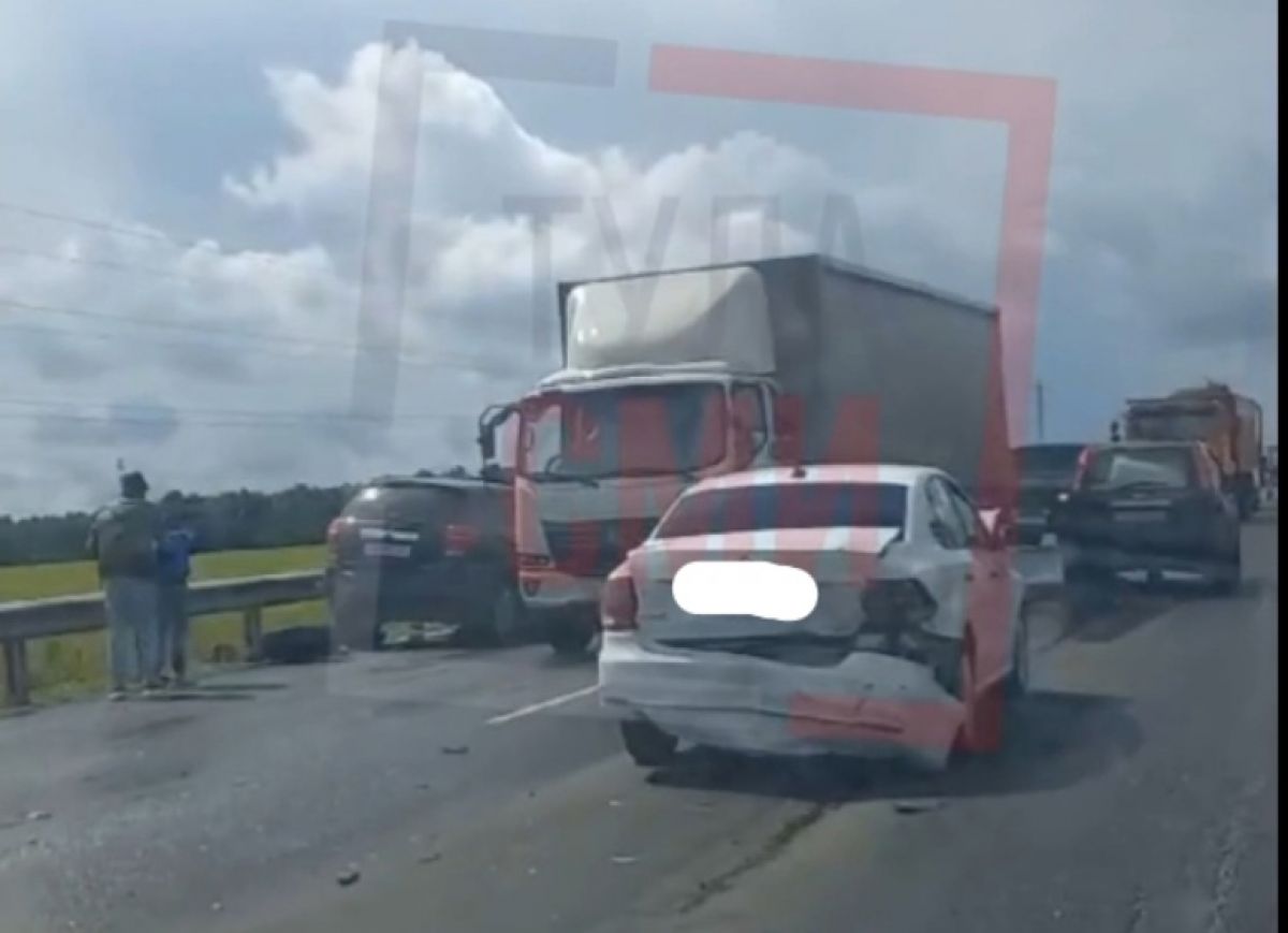 В Туле на Калужском шоссе из-за столкновения нескольких автомобилей образовалась пробка В Туле на Калужском шоссе из-за столкновения нескольких автомобилей образовалась пробка