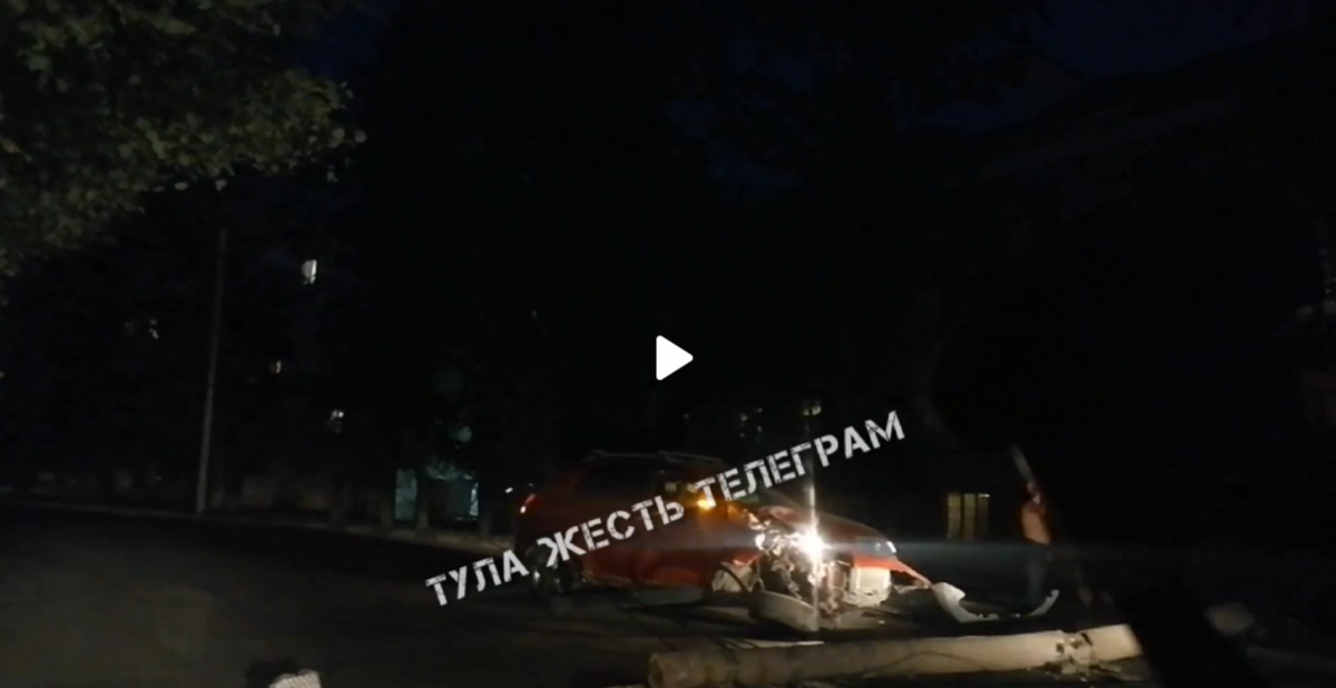 В Туле на улице Кирова иномарка снесла столб В Туле на улице Кирова иномарка снесла столб