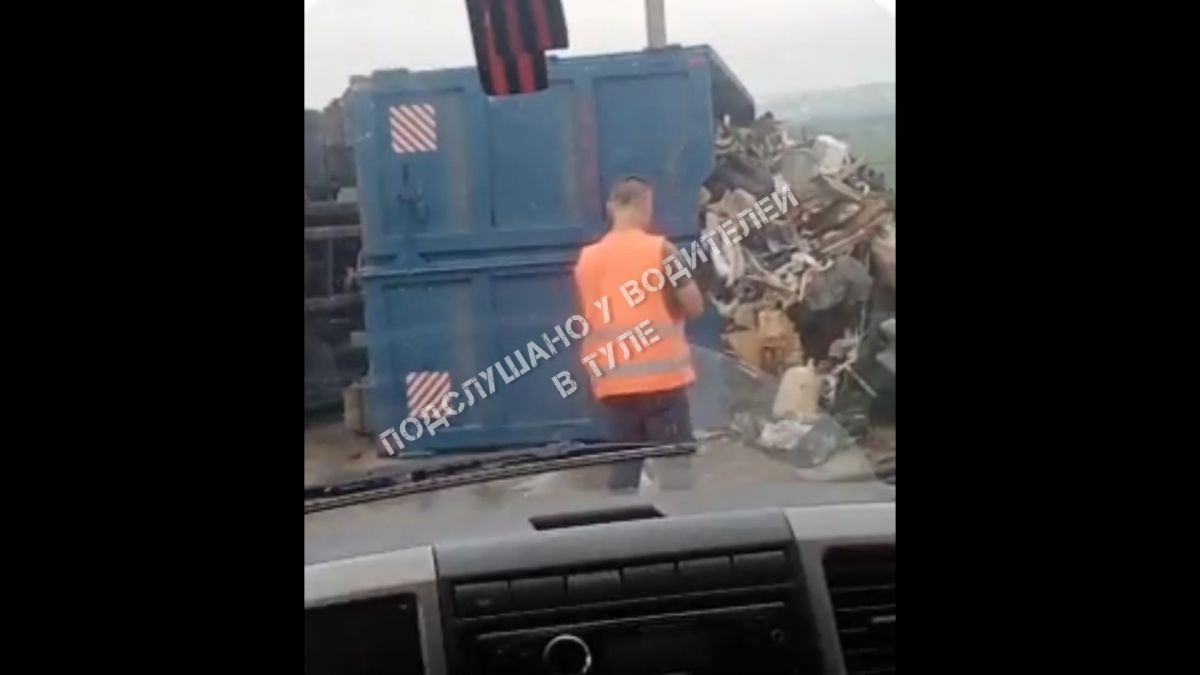 В тульских Ямнах перевернулся мусоровоз В тульских Ямнах перевернулся мусоровоз