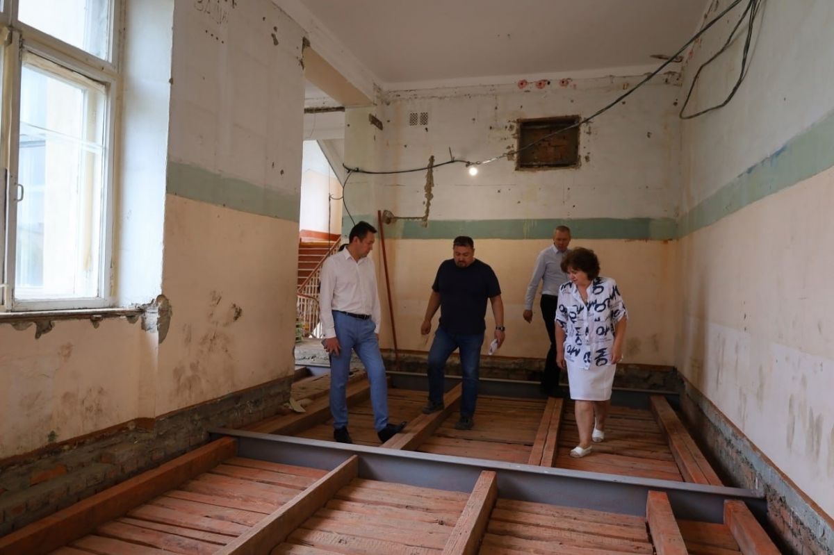 В Новомосковске ремонтируют старейшую школу в городе