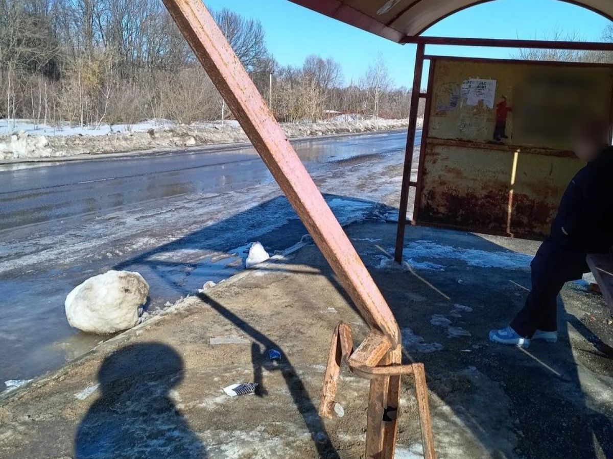 Жители Большой Тулы пожаловались на разваливающуюся автобусную остановку Жители Большой Тулы пожаловались на разваливающуюся автобусную остановку