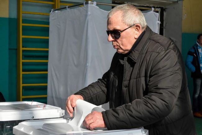 Александр Баранов проголосовал на участке, оборудованном для инвалидов по зрению Александр Баранов проголосовал на участке, оборудованном для инвалидов по зрению